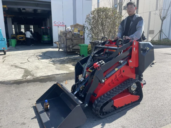 SL-T470 Compact Skid Steer Loader For tight spaces and challenging jobs - Image 2